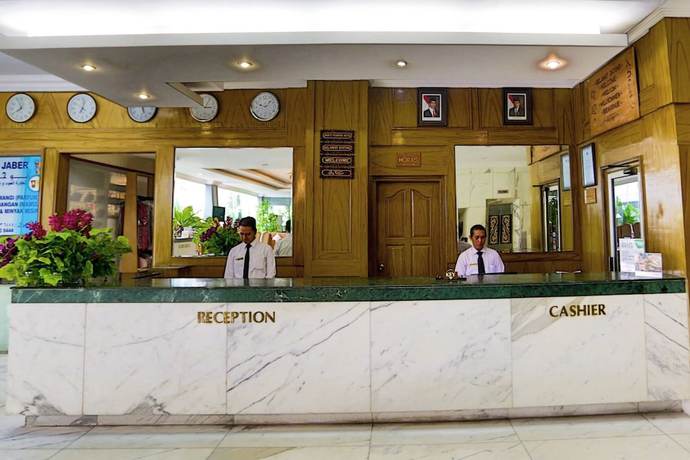 Imagen de los interiores del Hotel Johns Pardede International. Foto 18