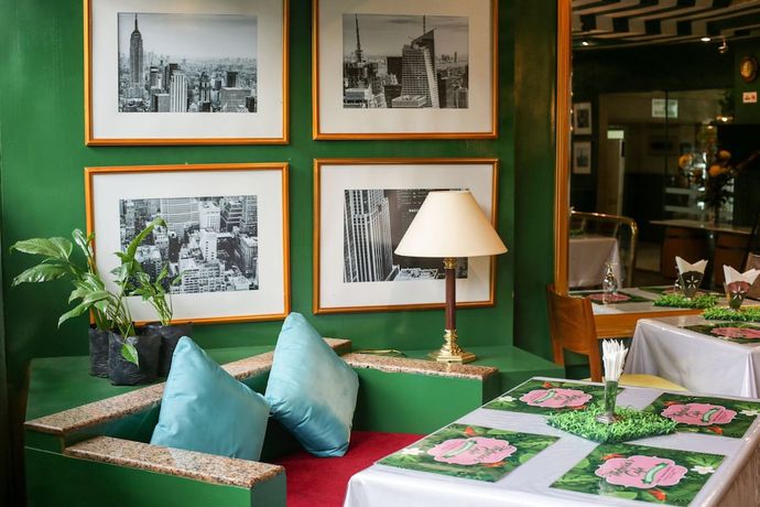 Imagen del bar/restaurante del Hotel Johns Pardede International. Foto 4