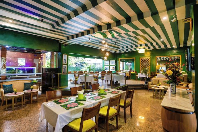 Imagen del bar/restaurante del Hotel Johns Pardede International. Foto 5