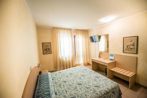 Imagen de la habitación del Hotel Johnson, Peschiera del Garda. Foto 5