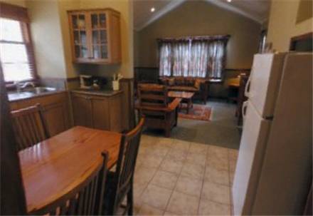 Imagen de la habitación del Hotel Johnston Canyon Lodge & Bungalows. Foto 5
