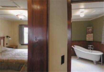 Imagen de la habitación del Hotel Johnston Canyon Lodge & Bungalows. Foto 9