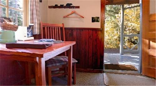 Imagen de la habitación del Hotel Johnston Canyon Lodge & Bungalows. Foto 10