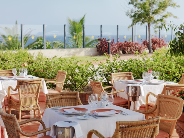 Imagen del bar/restaurante del Hotel Joia Salomé By Iberostar -adults Only. Foto 3