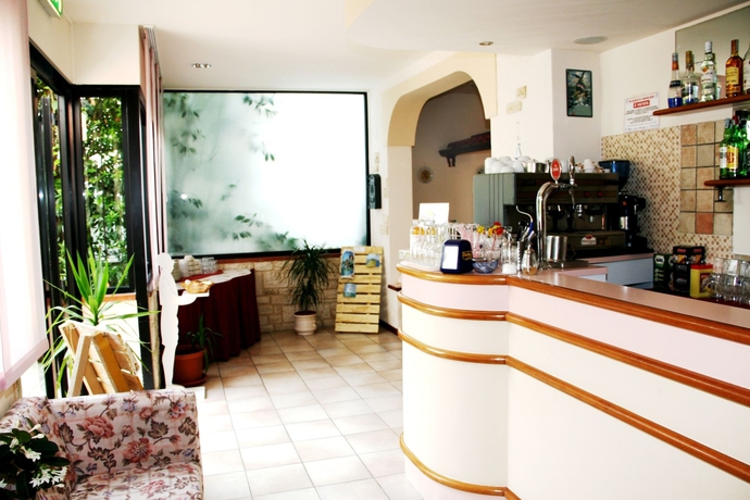 Imagen del bar/restaurante del Hotel Jolie. Foto 2