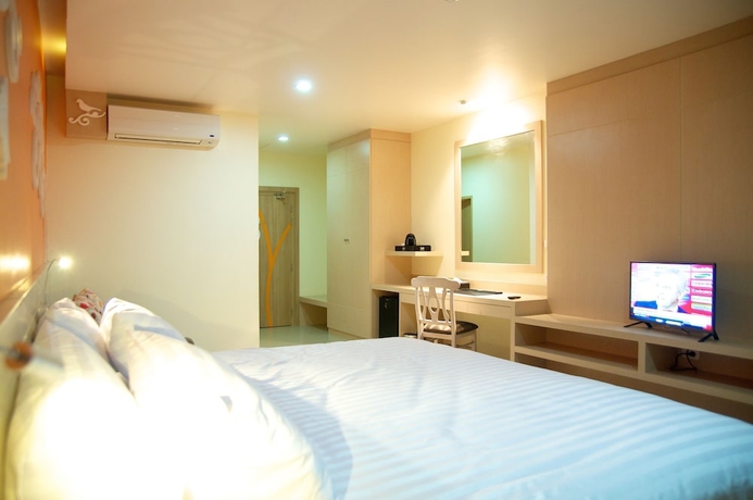 Imagen de la habitación del Hotel Jolly Suites and Spa Petchkasem. Foto 15