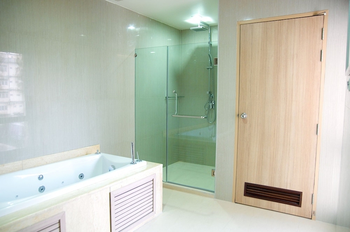 Imagen de la habitación del Hotel Jolly Suites and Spa Petchkasem. Foto 19