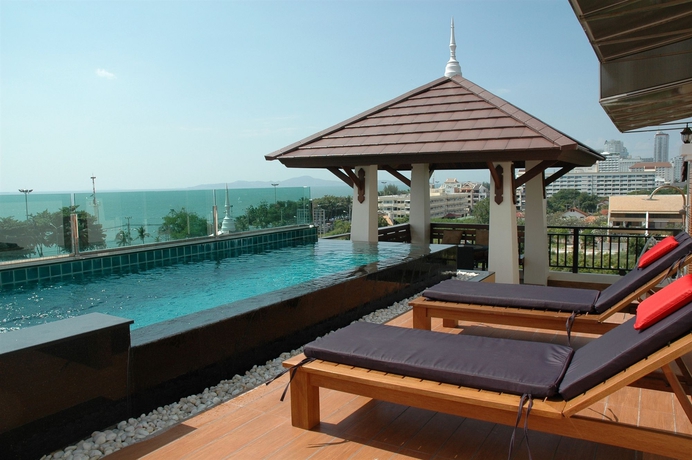 Imagen de la piscina del Hotel Jomtien Beach Penthouses. Foto 16
