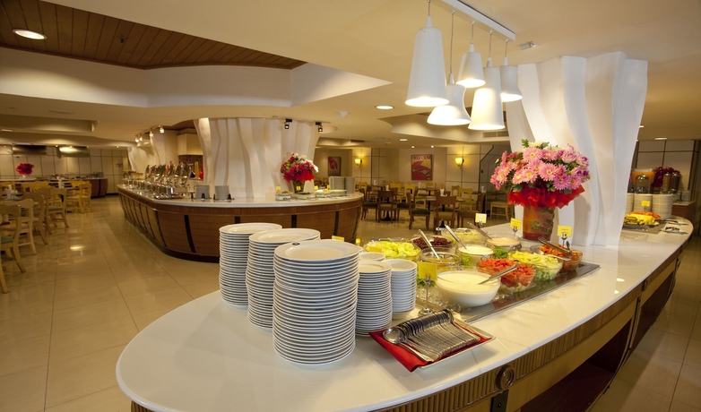 Imagen del bar/restaurante del Hotel Jomtien Palm Beach and Resort. Foto 3