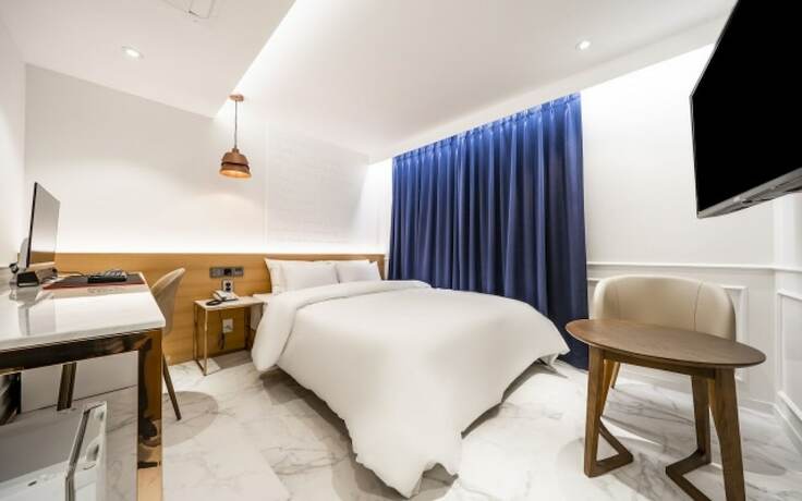 Imagen de la habitación del Hotel Jongno Laboum. Foto 19
