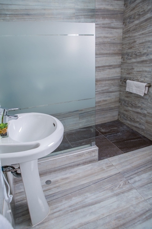 Imagen de la habitación del Hotel Jose Antonio Deluxe. Foto 13