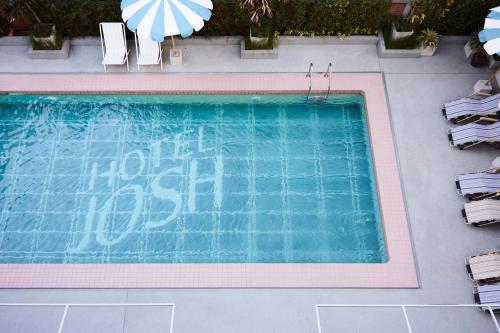 Imagen de la piscina del Hotel Josh. Foto 6