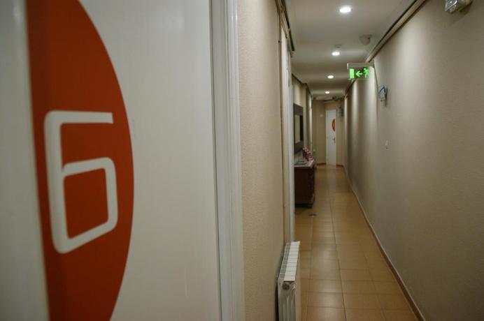 Imagen de los interiores del Hotel Jqc Rooms. Foto 8