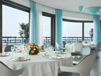 Imagen del bar/restaurante del Hotel Jr Hotels Bari Grande Albergo Delle Nazioni. Foto 1