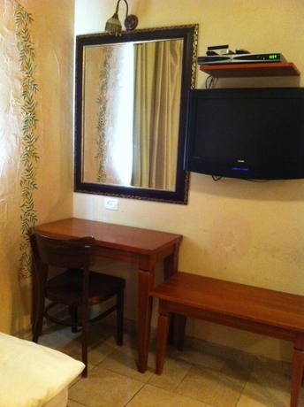 Imagen de la habitación del Hotel Jrose. Foto 10