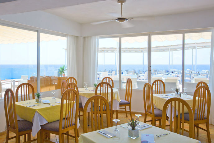 Imagen del bar/restaurante del Hotel Js Cape Colom - Adults Only. Foto 5