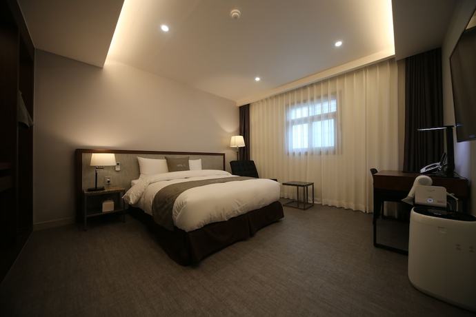 Imagen de la habitación del Hotel J\'s. Foto 2
