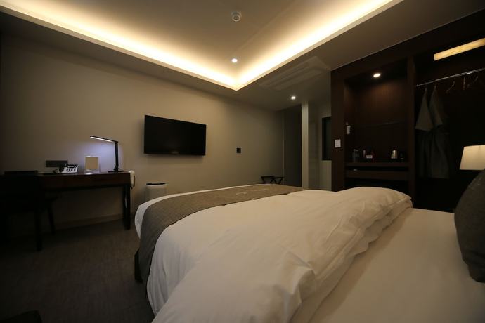 Imagen de la habitación del Hotel J\'s. Foto 6