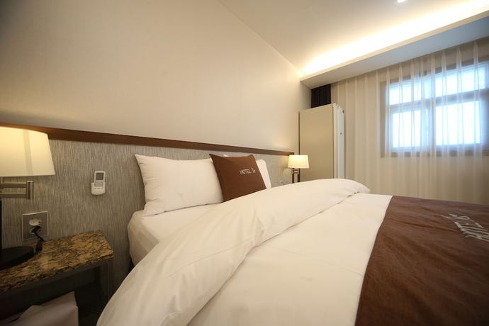 Imagen de la habitación del Hotel J\'s. Foto 7