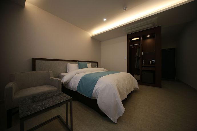 Imagen de la habitación del Hotel J\'s. Foto 15