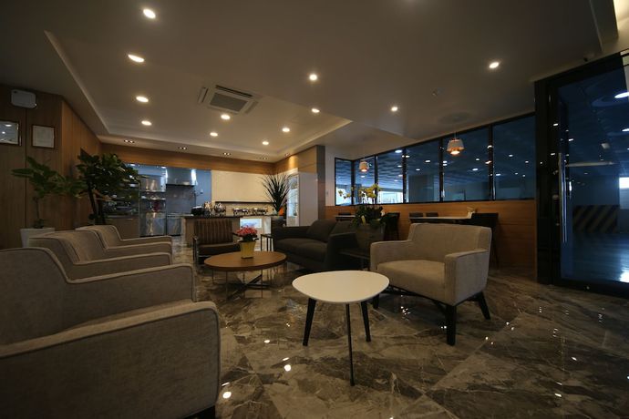 Imagen de los interiores del Hotel J\'s. Foto 20