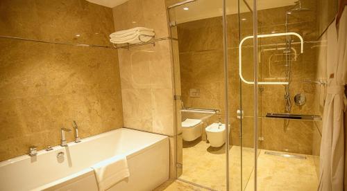 Imagen de la habitación del Hotel J\'s Signature. Foto 18