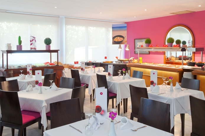 Imagen del bar/restaurante del Hotel Js Sol De Can Picafort - Adults Only. Foto 2