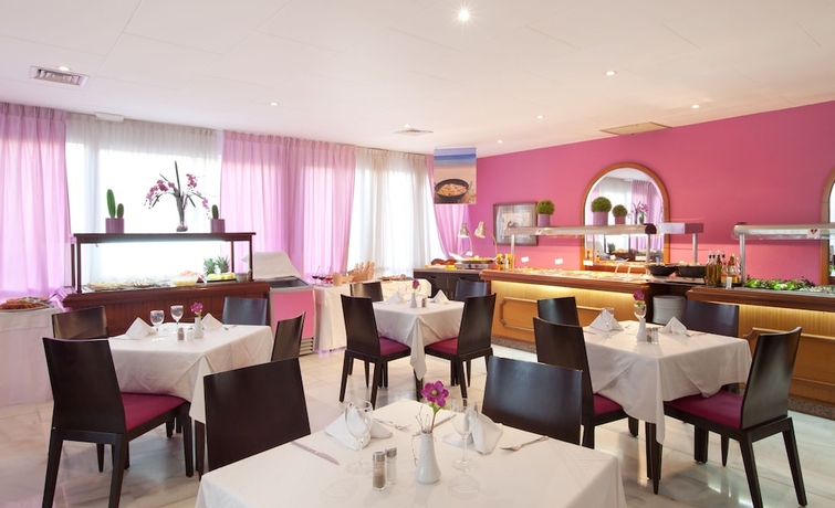 Imagen del bar/restaurante del Hotel Js Sol De Can Picafort - Adults Only. Foto 3