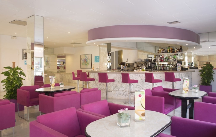 Imagen del bar/restaurante del Hotel Js Sol De Can Picafort - Adults Only. Foto 5