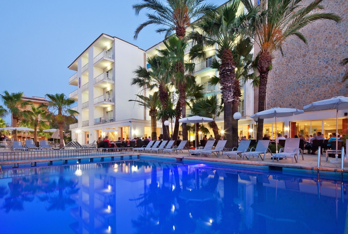 Imagen de la piscina del Hotel Js Yate. Foto 13