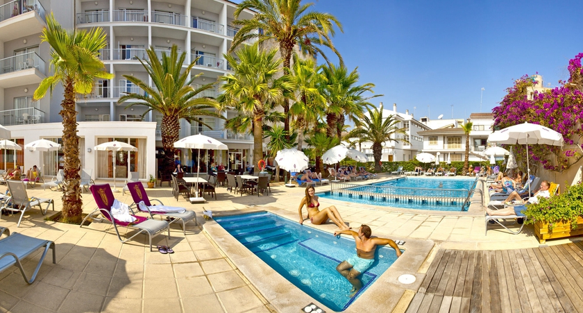 Imagen de la piscina del Hotel Js Yate. Foto 14