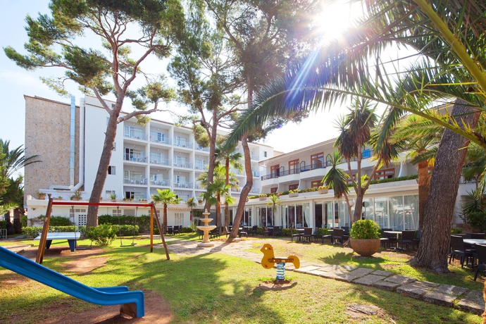 Imagen de los exteriores del Hotel Js Yate. Foto 10