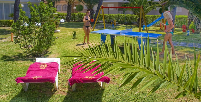 Imagen de los exteriores del Hotel Js Yate. Foto 11