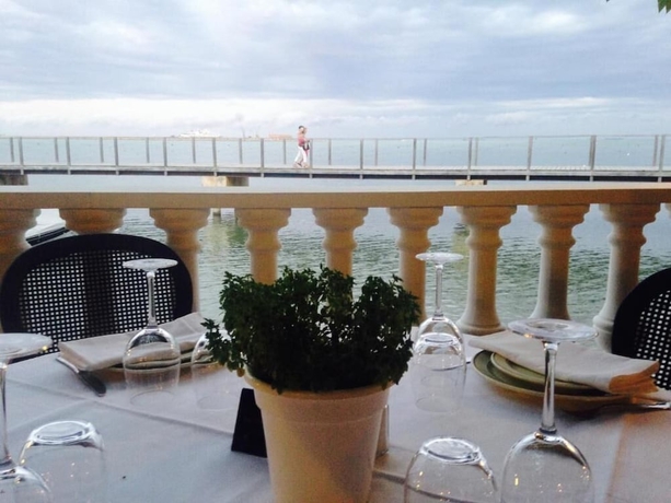 Imagen de la habitación del Hotel Juanito Platja. Foto 15