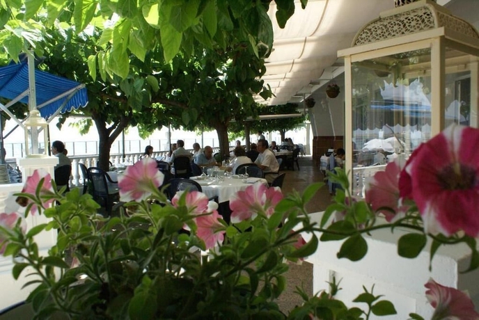 Imagen del bar/restaurante del Hotel Juanito Platja. Foto 3