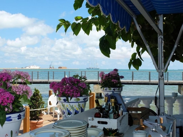 Imagen del bar/restaurante del Hotel Juanito Platja. Foto 4