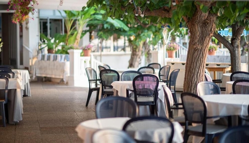 Imagen del bar/restaurante del Hotel Juanito Platja. Foto 5