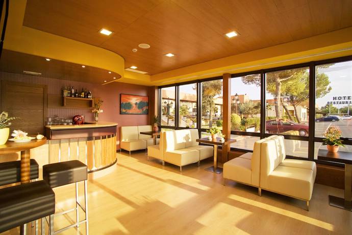 Imagen del bar/restaurante del Hotel Juleca. Foto 3
