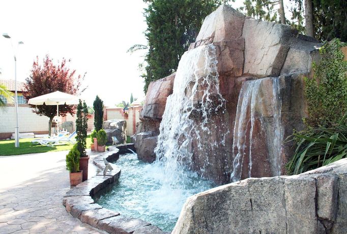 Imagen de los exteriores del Hotel Juleca. Foto 13