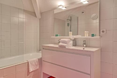 Imagen de la habitación del Hotel Jules Verne Biarritz, Bw Signature Collection. Foto 8