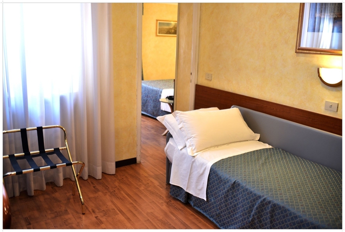 Imagen de la habitación del Hotel Julia, Roma. Foto 9