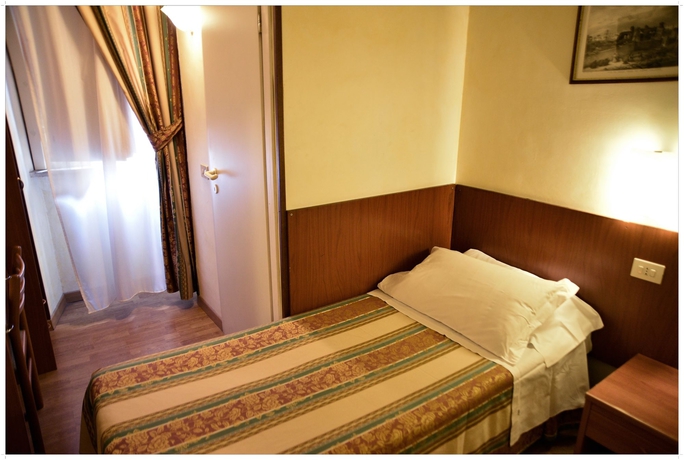 Imagen de la habitación del Hotel Julia, Roma. Foto 13