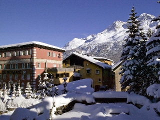 Imagen de los exteriores del Hotel Julier Palace. Foto 4