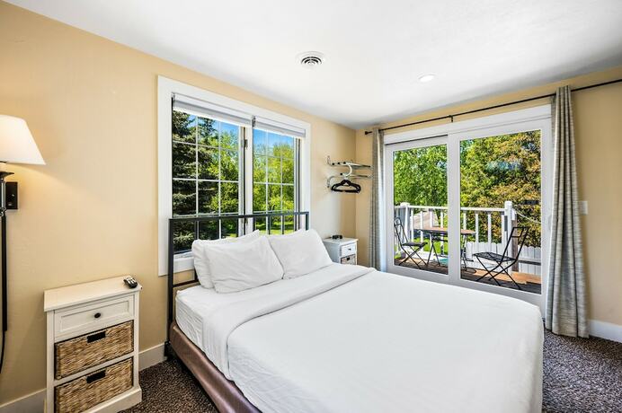 Imagen general del Hotel Julie\'s Park Cafe and Motel. Foto 3