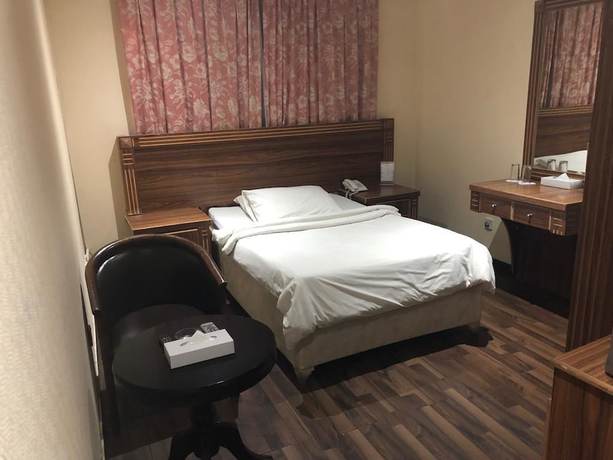 Imagen de la habitación del Hotel Julphar. Foto 12