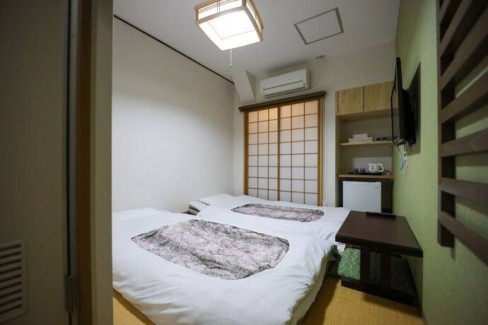 Imagen de la habitación del Hotel July. Foto 4