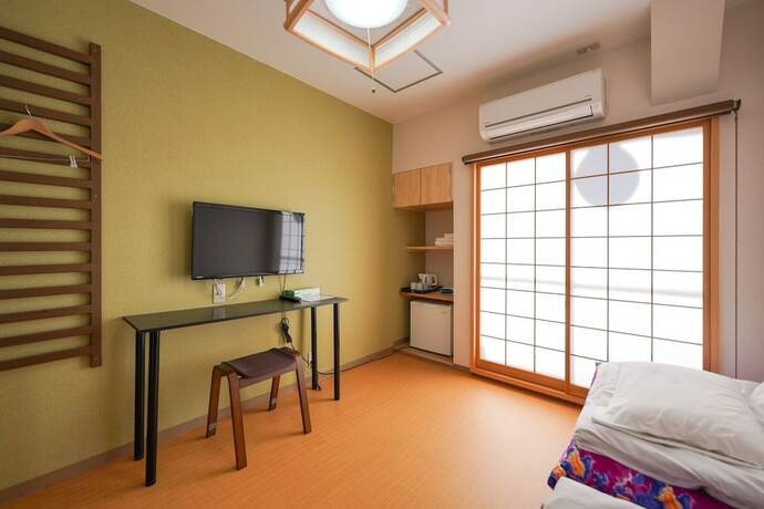 Imagen de la habitación del Hotel July. Foto 13