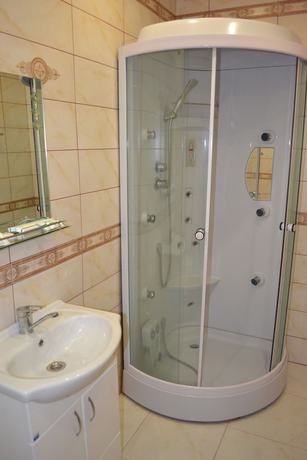 Imagen de la habitación del Hotel July. Foto 16