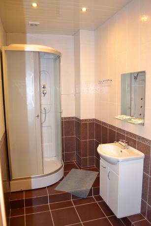 Imagen de la habitación del Hotel July. Foto 17