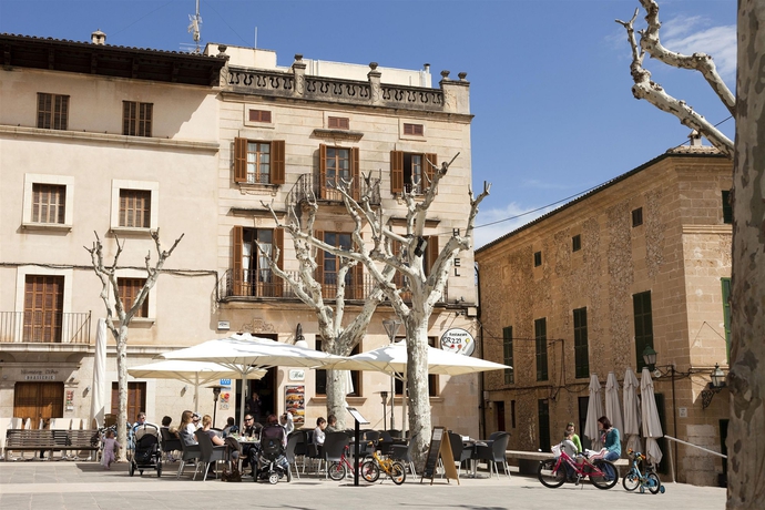 Imagen de los exteriores del Hotel Juma. Foto 10